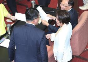 台湾媒体人爆料娱乐圈,揭秘明星幕后真相！”